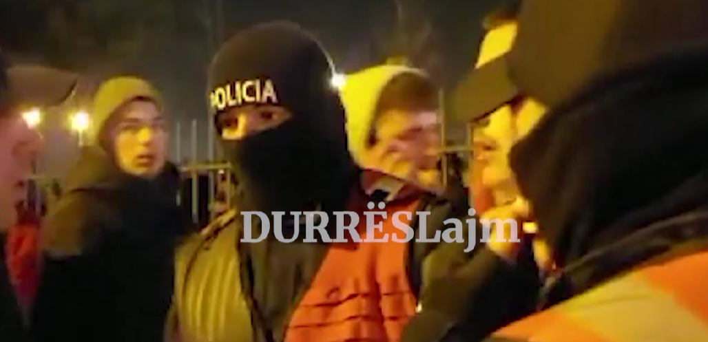 &#8220;Plasin&#8221; shoqërimet në Durrës, pasi qytetarët përfundojnë protestën (VIDEO)