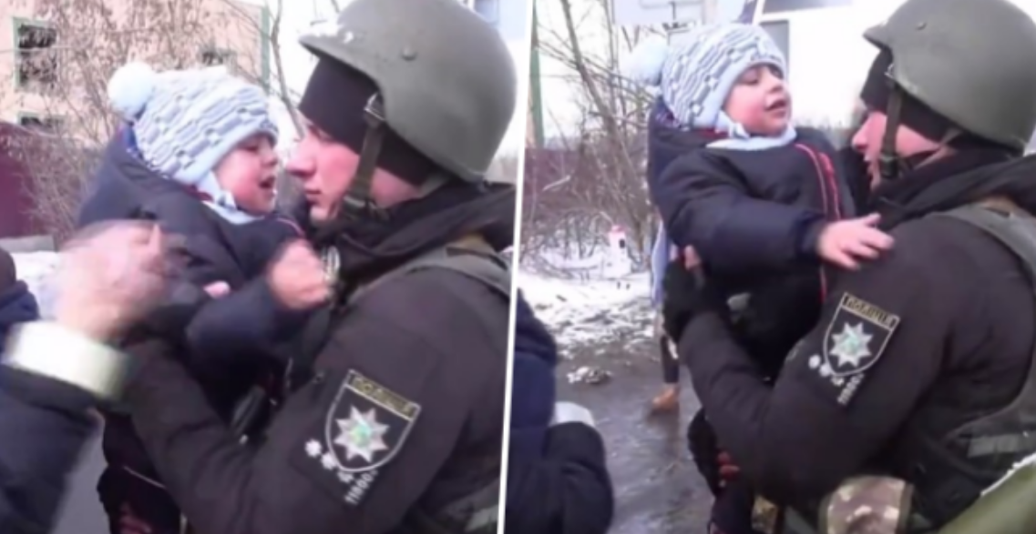 Pamje prekëse, fëmija i vogël “shpërthen” në lot pasi i jep lamtumirën babait që e la në luftë (VIDEO)