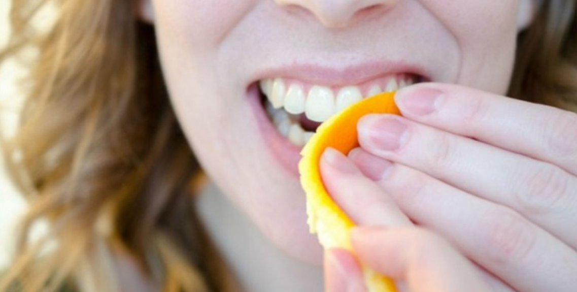 A i keni fërkuar ndonjëherë dhëmbët me lëkurë portokalli? Provojeni dhe do mbeteni pa fjalë