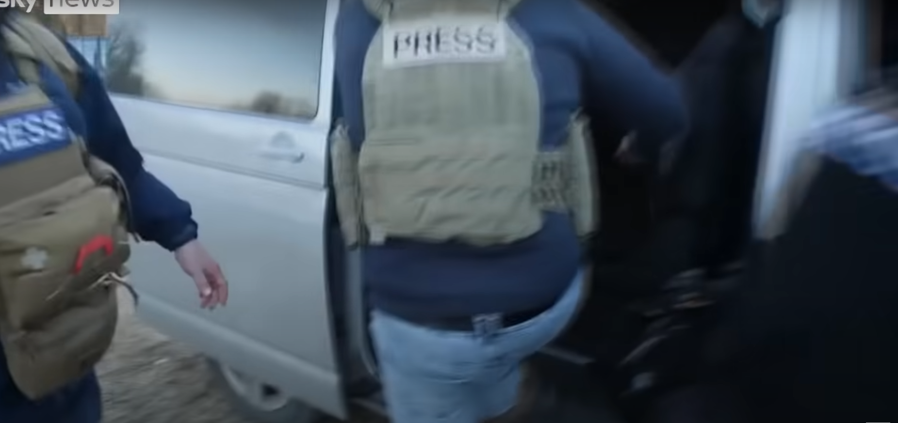 Momente tmerri, ekipi i gazetarëve sulmohet befasisht nga artileria ruse, publikohen pamjet (VIDEO)