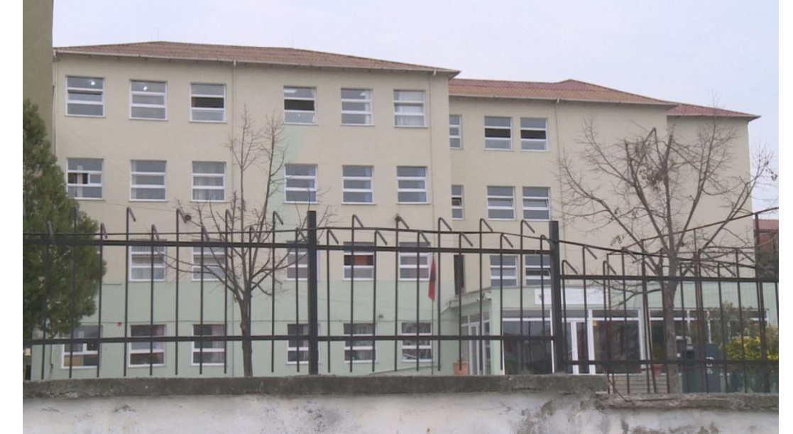 Skandali, drejtori i shkollës “zhdëp” me shpulla nxënësit