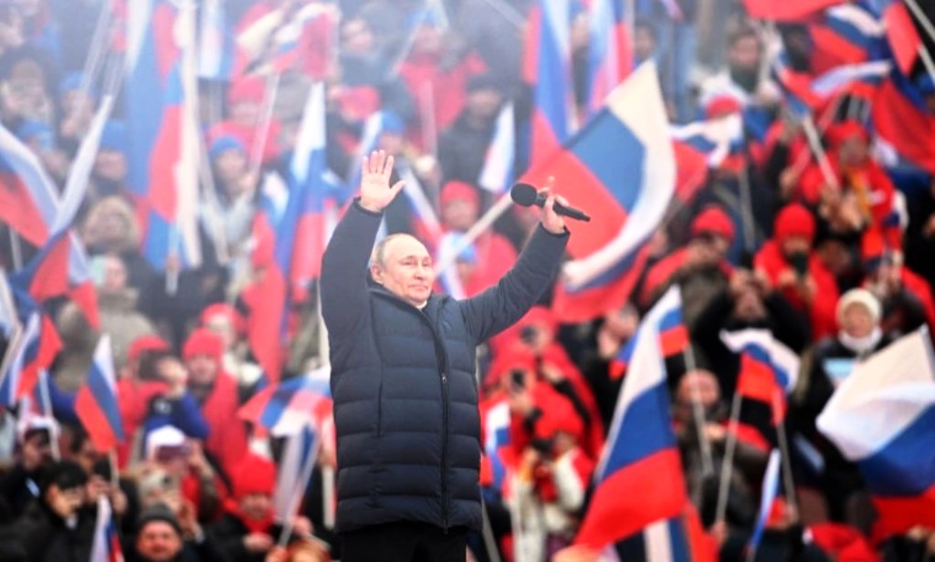 Mijëra njerëz mbushin stadiumin në Rusi, Putin feston pushtimin e Krimesë