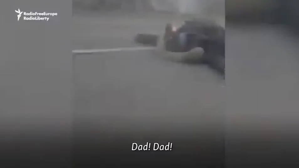 “Të lutem mos vdis babi”, pamjet rrëqethëse që tregojnë si djali dhe i ati sulmohen nga tanket ruse (VIDEO)