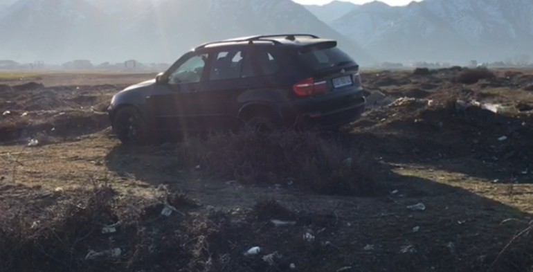 “X5-a” del nga rruga, plagosen dy pasagjerët