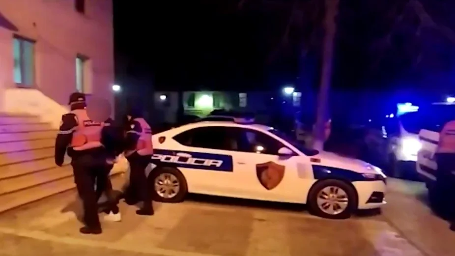 33 kilogramë drogë dhe arsenal armësh në makina, 4 në pranga (VIDEO)