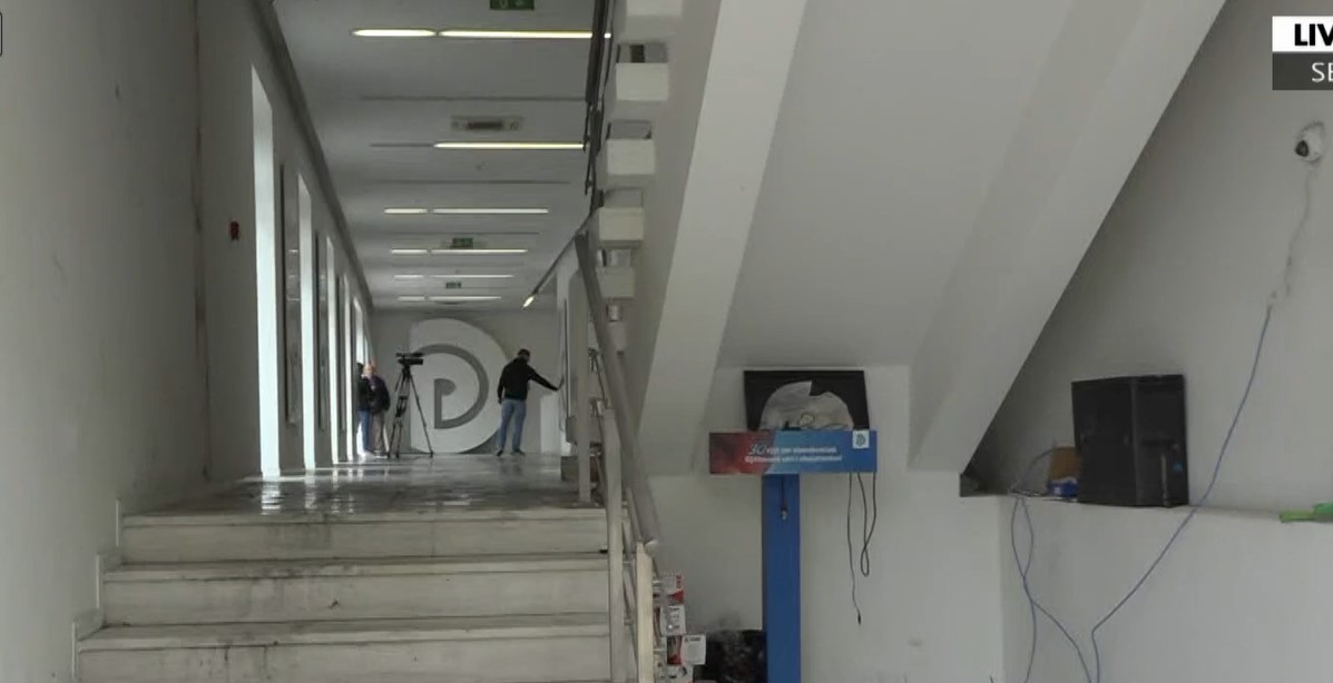 Hiqen dyert e blinduara dhe adezivët në selinë e PD-së