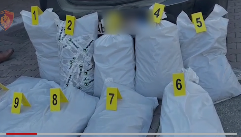 Po lëviznin me makinën e mbushur me drogë, arrestohen dy të rinjtë, sekuestrohet kallashnikov e municion luftarak