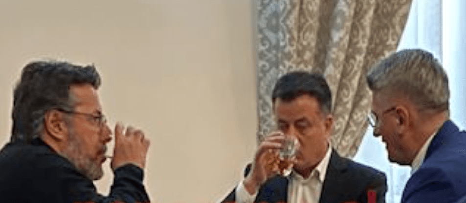 Gjekmarkaj në kafe me deputetët e Komisionit të Rithemelimit të PD-së, Paloka: Ja kush na e bëri foton