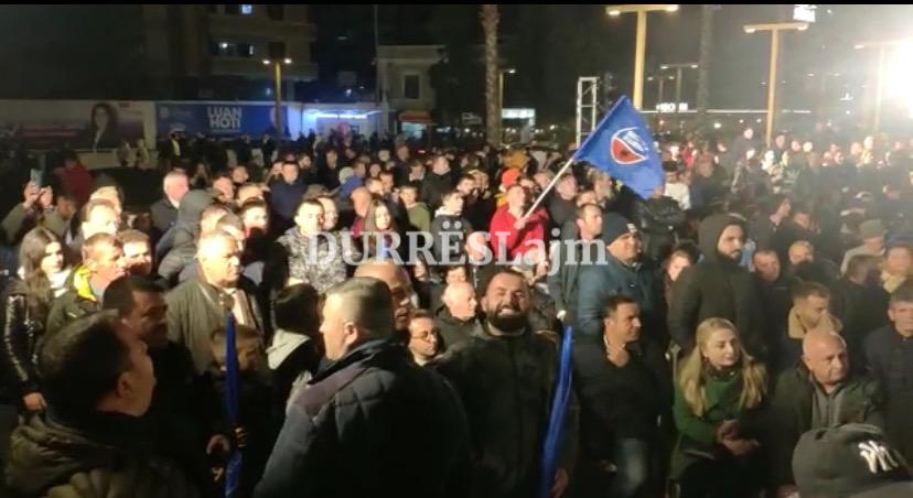 Sheshi përpara bashkisë Durrës mbushet me demokratë, Berisha mbyll sot fushatën elektorale
