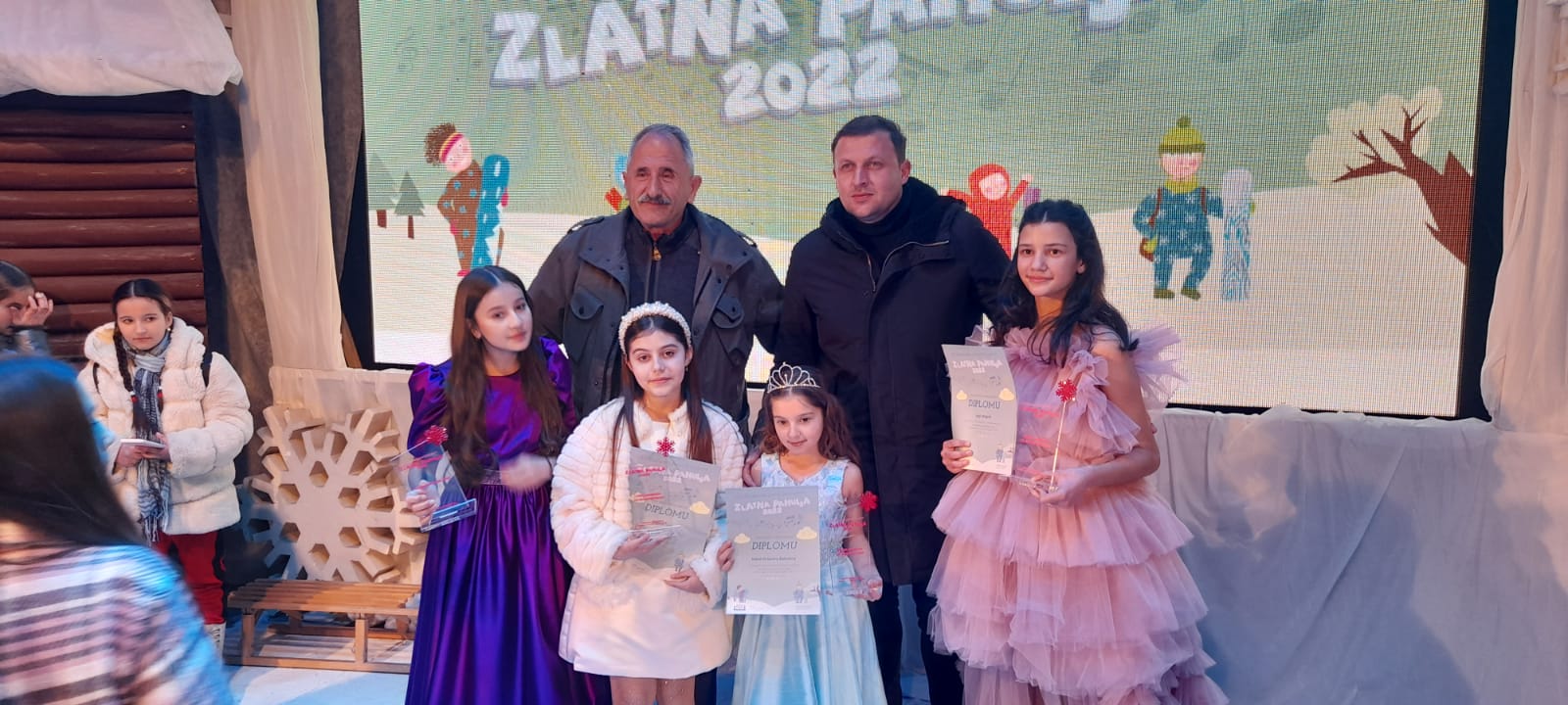 Solistja e vogël nga Durrësi nderohet me çmimin e parë në festivalin ndërkombëtar të këngës për fëmijë(FOTO+VIDEO)