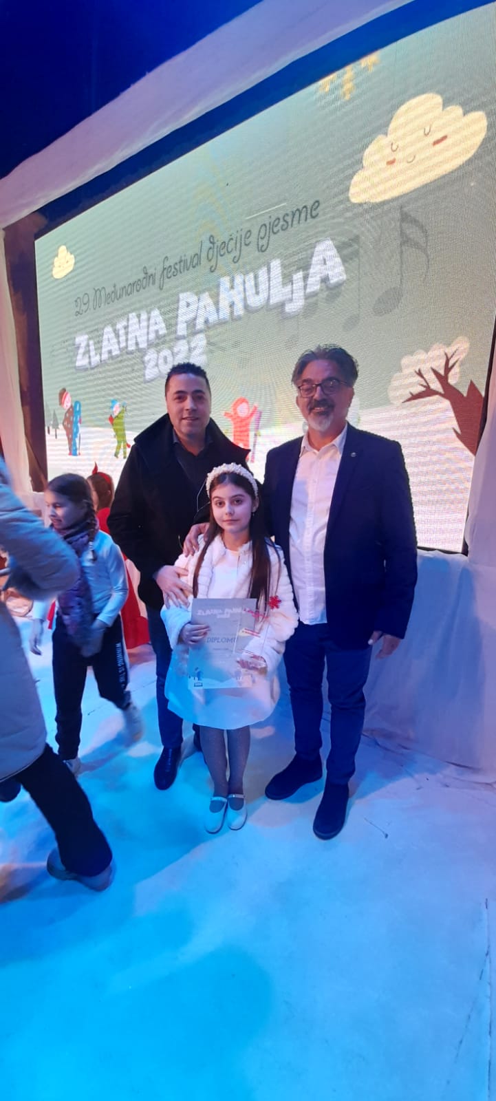 Solistja e vogël nga Durrësi nderohet me çmimin e parë në festivalin ndërkombëtar të këngës për fëmijë(FOTO+VIDEO)