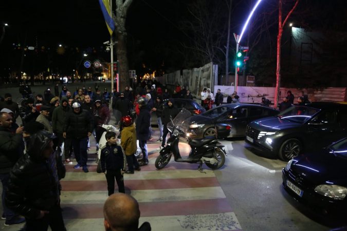 Bënë thirrje për grumbullime, bllokuan rrugët dhe kundërshtuan policinë, arrestohen 16 protestues në Tiranë