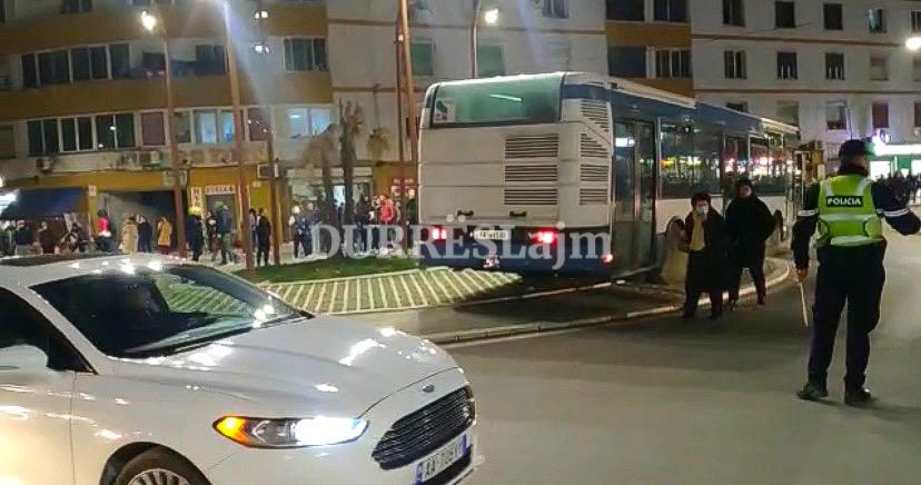 Autobus mbi rrethrrotullim dhe njerëz në mes të rrugës, çfarë po ndodh me protestën në Durrës? (VIDEI)