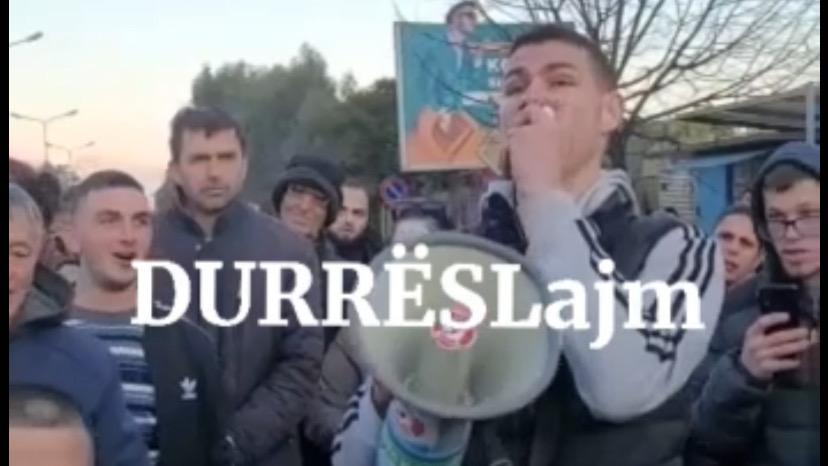 &#8220;Asnjë s&#8217;do ta lërë familjen&#8221;, i riu nga protesta në Durrës: &#8220;Vuajmë në Europë ne, se nuk ka shtet këtu&#8221; (VIDEO)