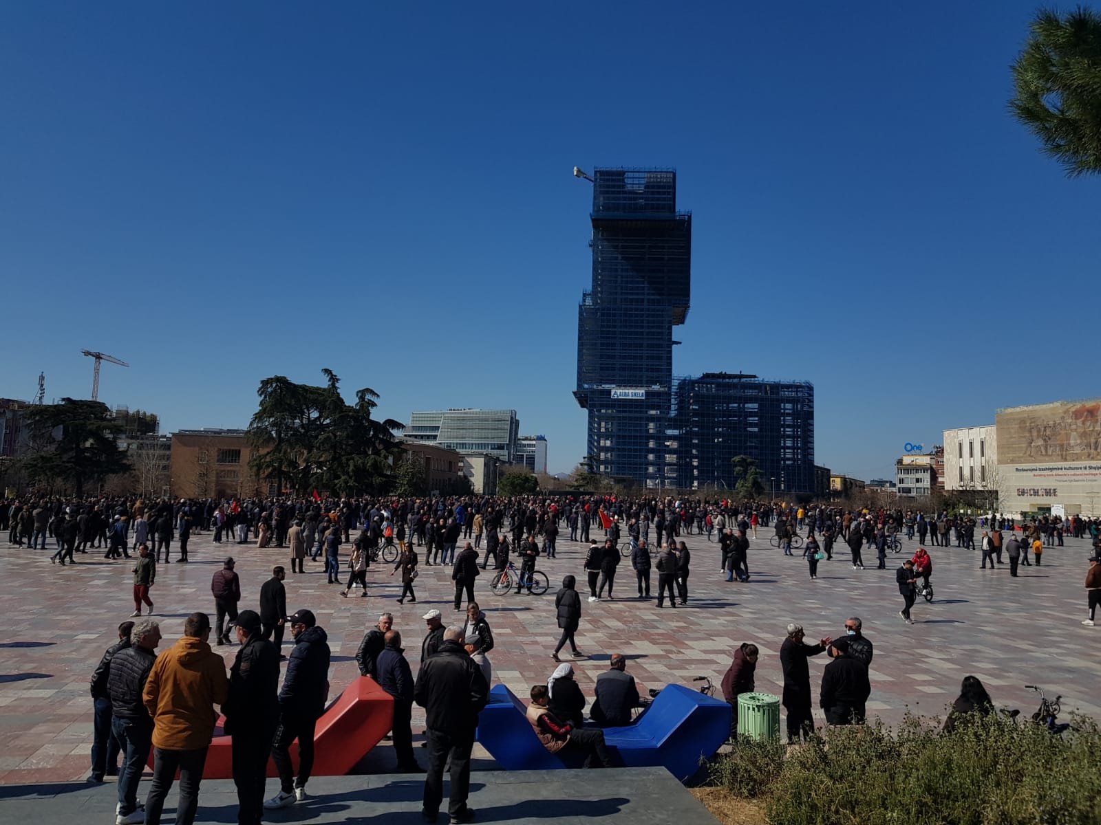 Edhe të moshuarit mblidhen te sheshi &#8220;Skënderbej&#8221;: Më mirë kemi qenë në  kohën e Enverit