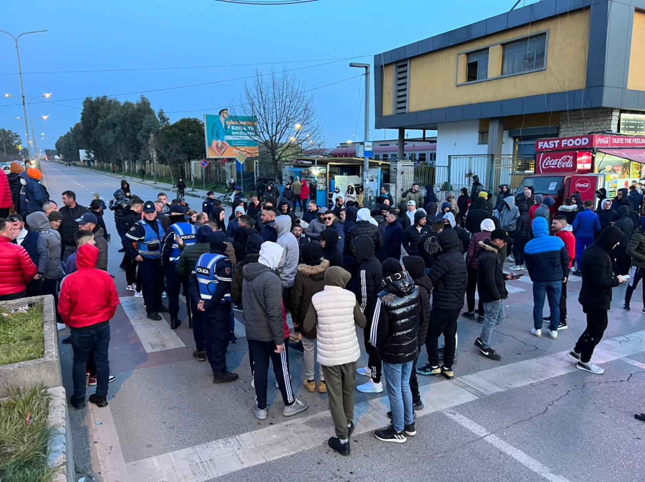 Durrës, dita e katërt e protestës kundër rritjes së çmimeve, durrsakët mblidhen tek Stacioni i Trenit (VIDEO)