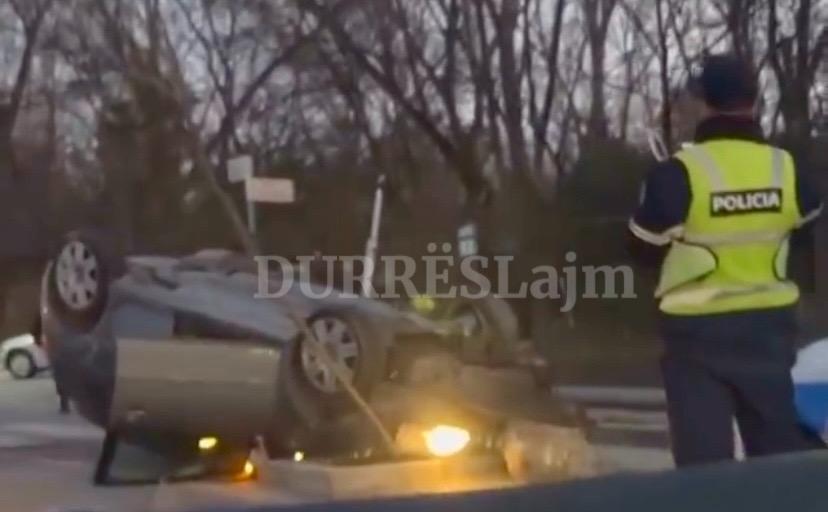 Aksidenti me dy të lënduar në Durrës, policia: 20-vjeçarja humbi kontrollin e automjetit dhe doli nga rruga
