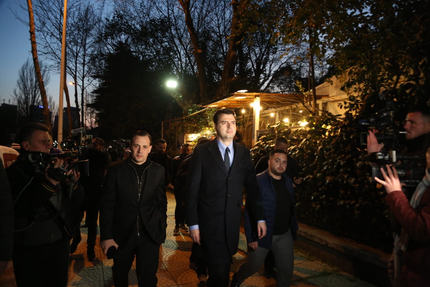 “Darka e fundit”, Basha mbledh të besuarit në restorant