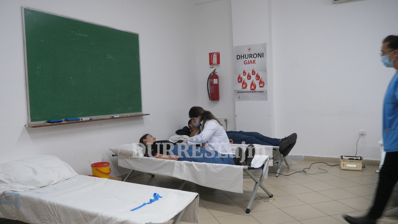 Durrës, studentët e UAMD-së dhurojnë gjak për fëmijët talasemikë. Mjeku Susaj: Synojmë të sigurojmë rezerva për një javë (VIDEO)