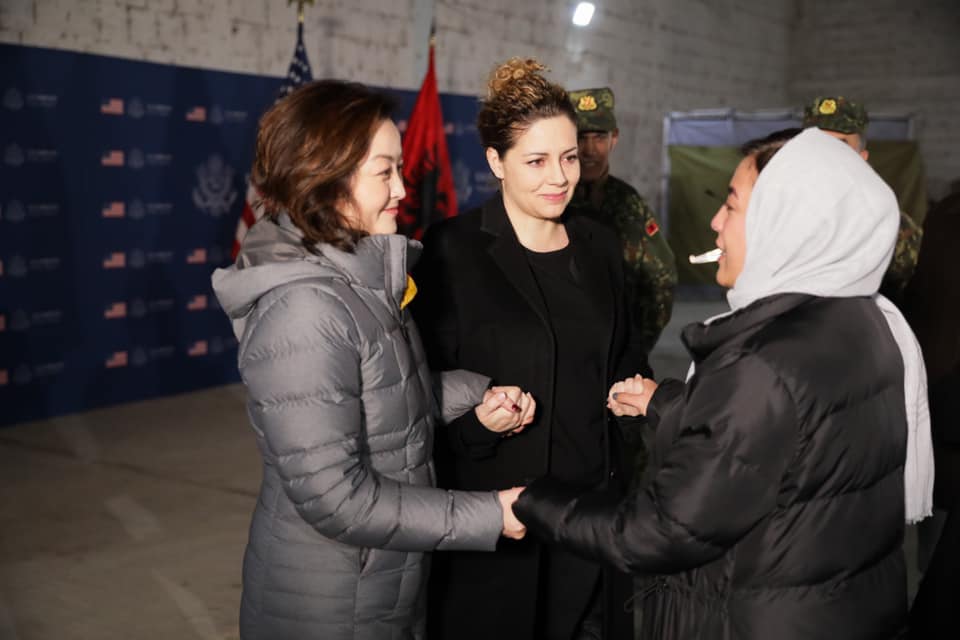 “Keni treguar se do bëheni amerikanë të shkëlqyer”, ministrja Xhaçka dhe ambasadorja Yuri Kim përcjellin afganët drejt SHBA-së