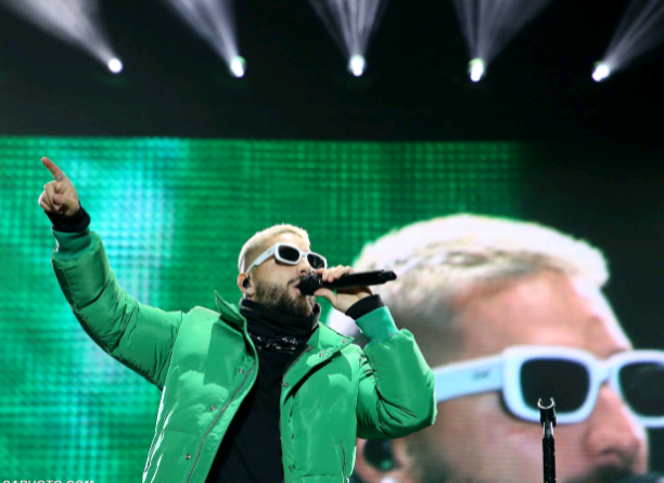 “Martohu me mua”! Vajzat “lanë kokën” në koncertin e Malumës në Tiranë (FOTO)