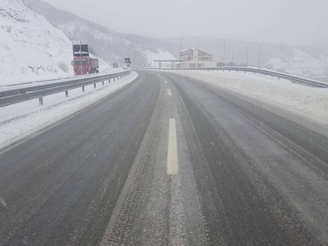 Kushtet e motit vështirësojnë qarkullimin e automjeteve, Policia merr masa emergjente