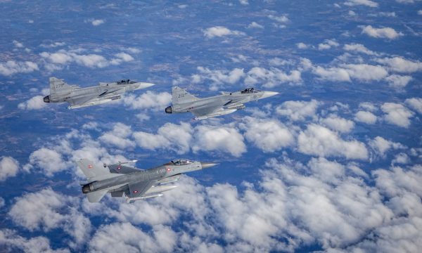 Aeroplanët luftarakë në qiell, reagimi i NATO-së pasi Rusia kërcënoi Suedinë