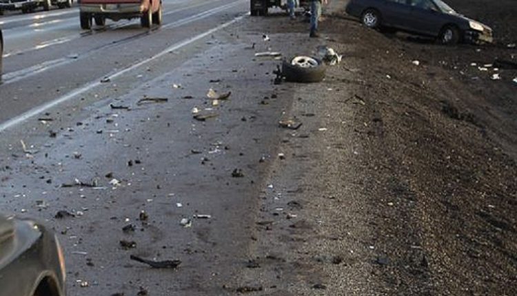 Furgoni përplaset me kamionët, përfundon në spital shoferi