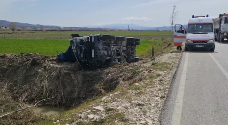 Shoferin e zë gjumi, kamioni me inerte del nga rruga, plagoset drejtuesi