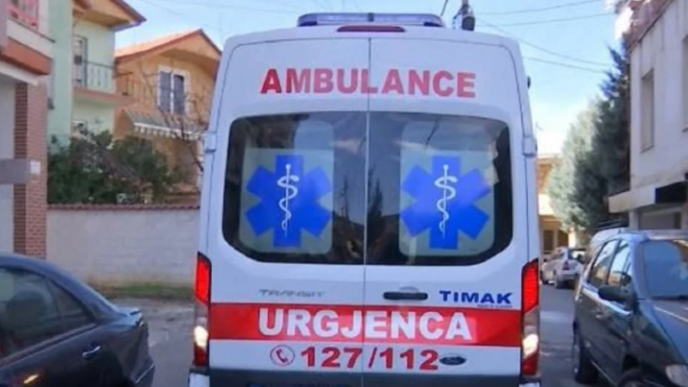 Makina përplas motorin, humb jetën një person (EMRI)