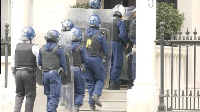 Policia angleze hyn me forcë në rezidencën e oligarkut rus