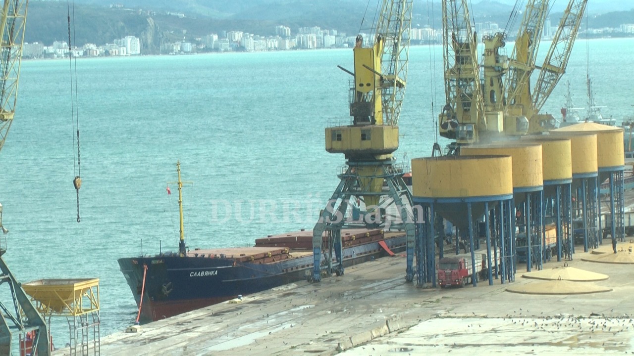 VIDEO/ Kjo është anija ruse që ndodhet në portin e Durrësit, shkarkon ngarkesën e fundit me grurë