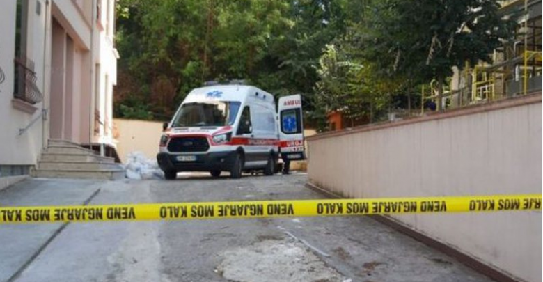 Hidhet nga kati i pestë i pallatit, ndërron jetë 49-vjeçari