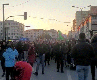 Protesta në Durrës, qytetarët nisen drejt autostradës Durrës-Tiranë (VIDEO)