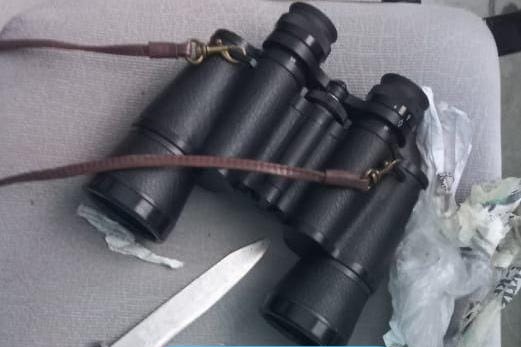 Dyshohet se donte ta vriste për shkak të borxhit/ Me kapuç dhe thikë me vete, 63-vjeçari kapet në pragun e shtëpisë së një gruaje