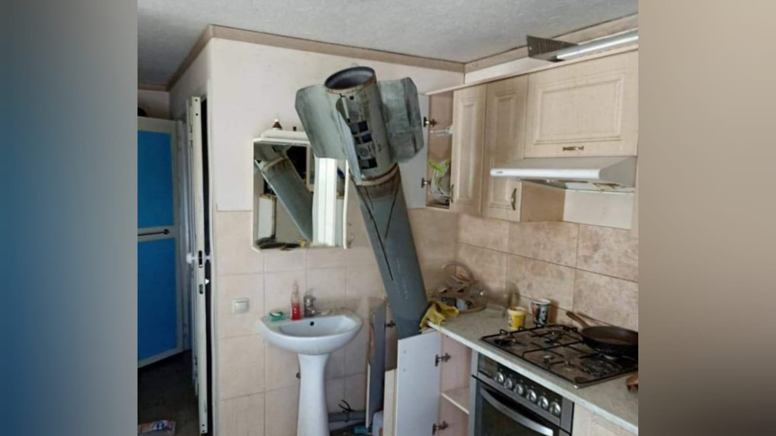 Ukrainasi kthehet në shtëpi dhe gjen raketën ruse në kuzhinë (VIDEO)