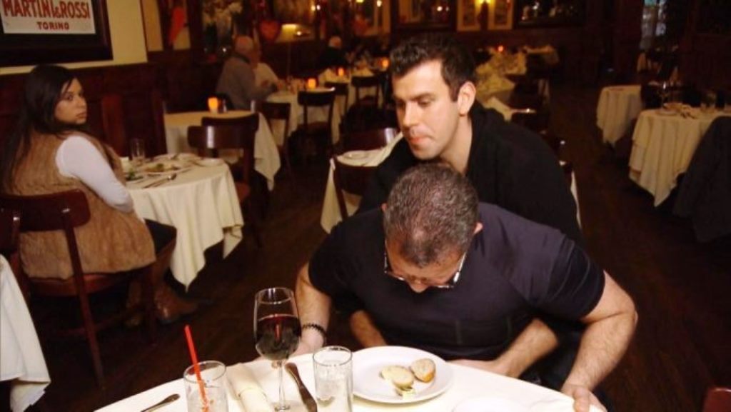 Tronditëse në shtetin fqinj! I ngeci djathi në fyt, humb jetën në restorant një burrë