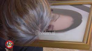 Me lot në sy dhe vetëm me një foto, nëna kërkon drejtësi për vdekjen e vajzës