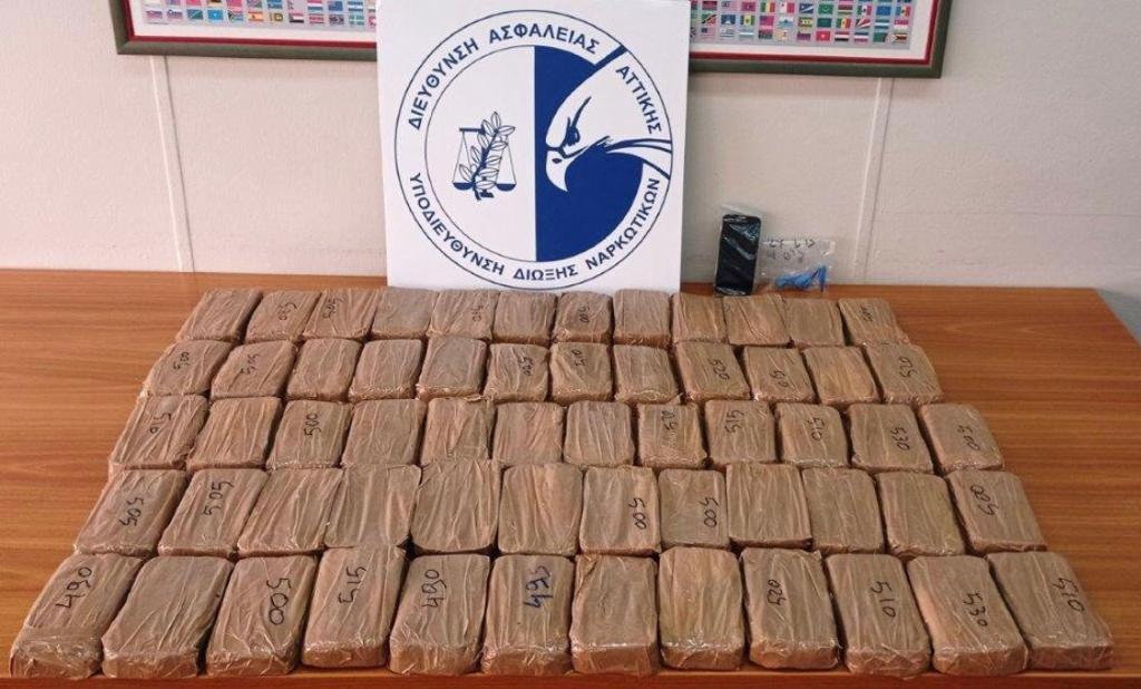 E fshehu drogën për llogari të grupit kriminal, zbulohet 28-vjeçari shqiptar në një apartament me 30 kg heroinë