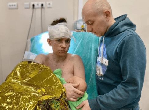 Nëna e re mbulon me trupin e saj foshnjën 1-muajshe dhe e shpëton nga bombardimet ruse