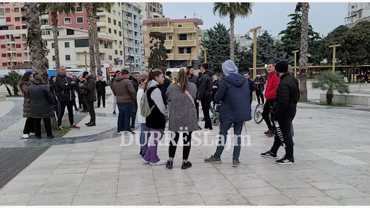 &#8220;Durrësi duhet të ishte sot në shesh, çmimet i vuajmë njësoj si majtas, si djathtas!&#8221; Zhvillohet protesta e radhës kundër rritjes së çmimeve (VIDEO)