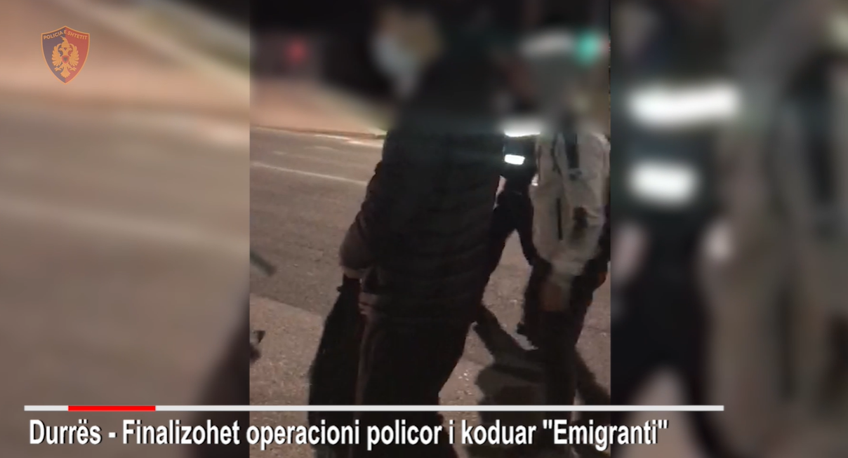 Durrës, po transportonte 7 emigrantë nga Jemeni dhe Palestina, si u kap 22-vjeçari (VIDEO)