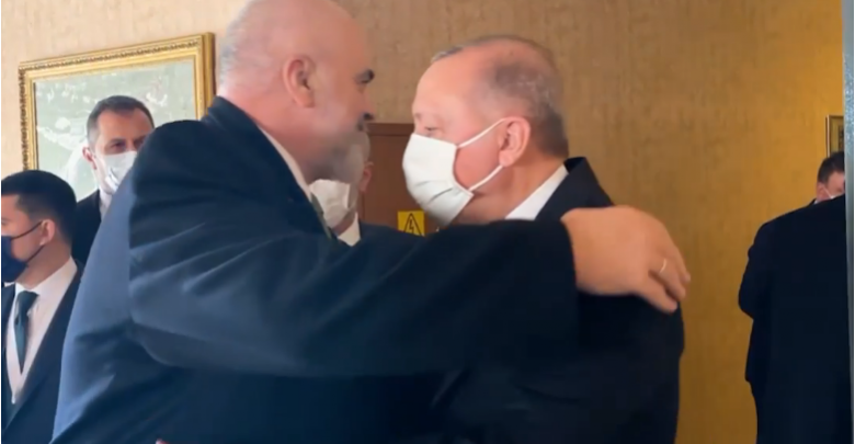 Rama në forumin diplomatik në Turqi, momenti kur përqafohet me Erdogan (VIDEO)