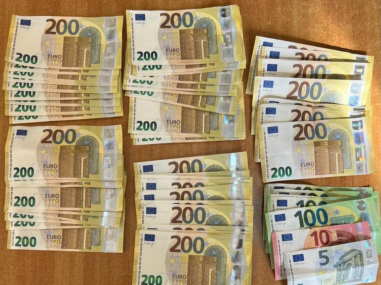 Sekuestrohen rreth 14 mijë euro të padeklaruara në aeroportin e Rinasit