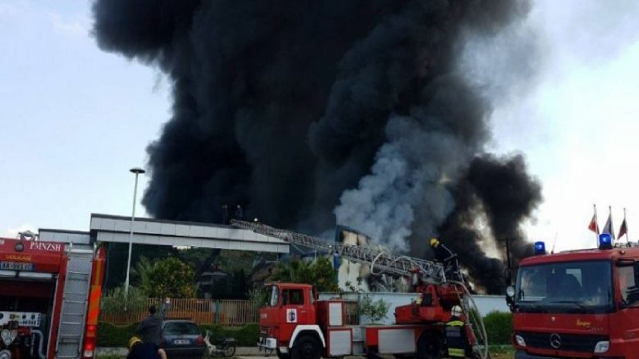Shpërthim i fuqishëm në fabrikën e lëndëve plasëse në Greqi