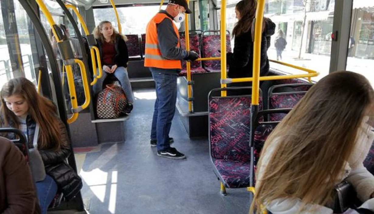 Falsifikonin biletat e autobusit, arrestohet faturino 25-vjeçar. Në kërkim dy të tjerë