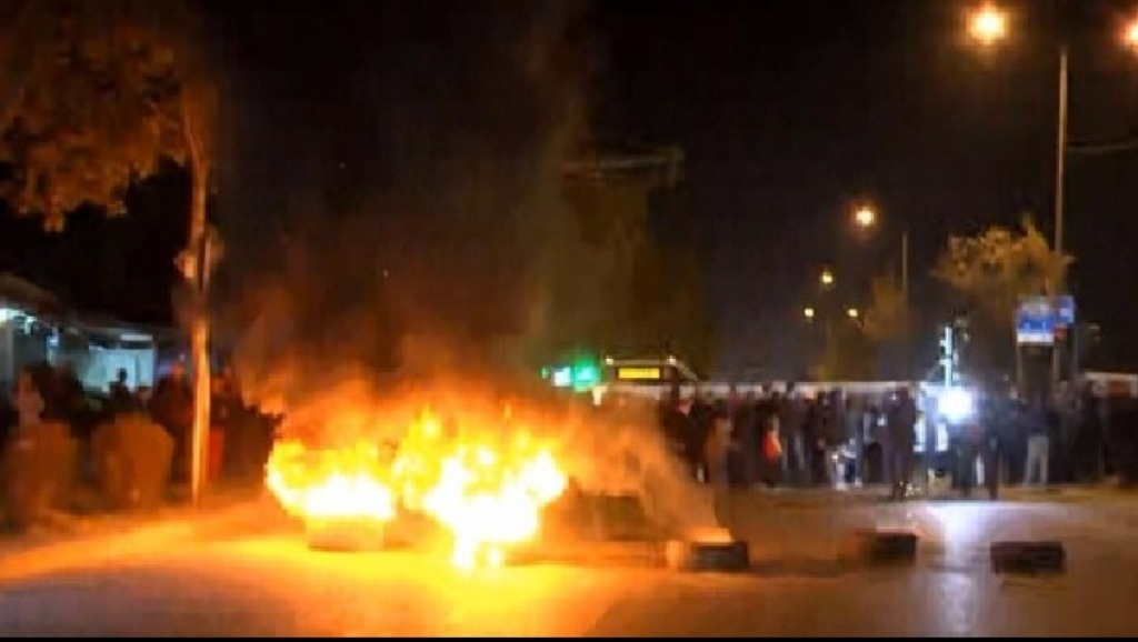 Data e “ndarjes” me dimrin rrezikon banesat dhe shkollën, zjarrfikësit shuajnë dhjetëra vatra flakësh