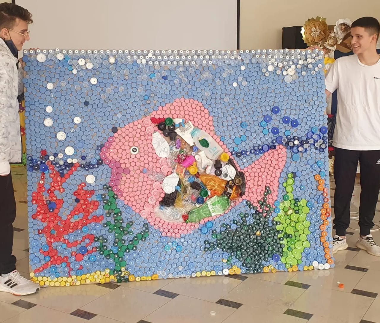 “Metamorfoza plastike” &#8211; Mozaiku domethënës me tapa të përdorura që realizuan nxënësit e “Vinçenc Prendushit” (FOTO)