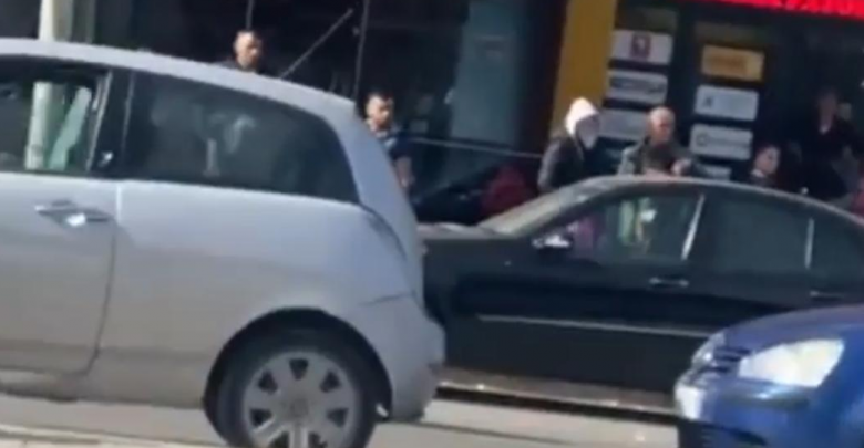 Ndodh në Durrës, e reja thyen me shkop bejsbolli xhamat e makinës së djalit që e parakaloi (VIDEO)
