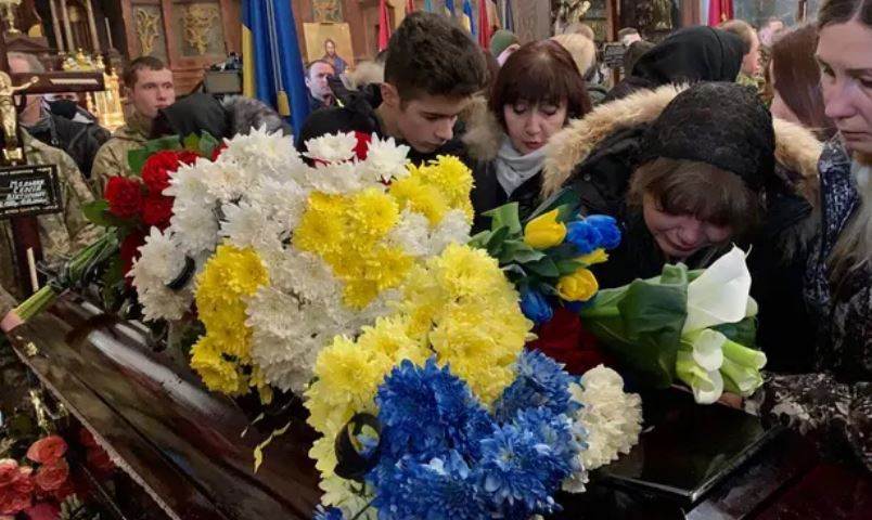 Ndodh në Ukrainë/ Bien sirenat e alarmit, familjarët braktisin funeralin e 4 të vdekurve